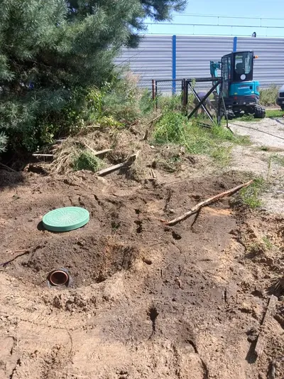Uporządkowany teren po montażu z widoczną pokrywą rewizyjną
